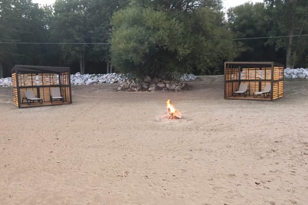 HappyGrounds-KingsBay-beach-loungechairs-2